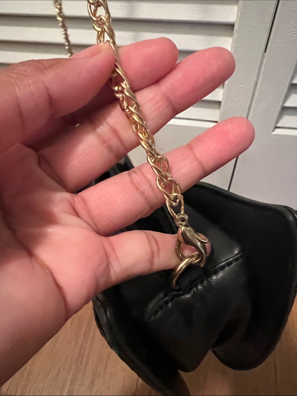 2490# Black Mask-Shaped Crossbody Bag with Gold Chain - Picture 6 of 11